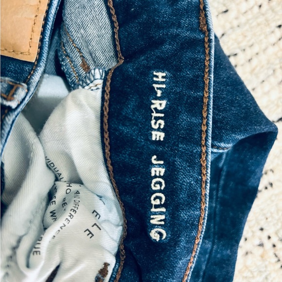 American Eagle AEO Hi-Rise “The Dream Jean” Jeggings, 4 Regular. EUC! - Picture 4 of 7